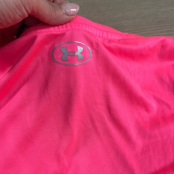 Under Armour Tech Women's Pink V-Neck Heat Gear short sleeve shirt - Picture 7 of 7